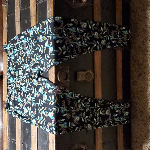 Lularoe tall and curvey leggings black with flowers - Picture 3 of 4